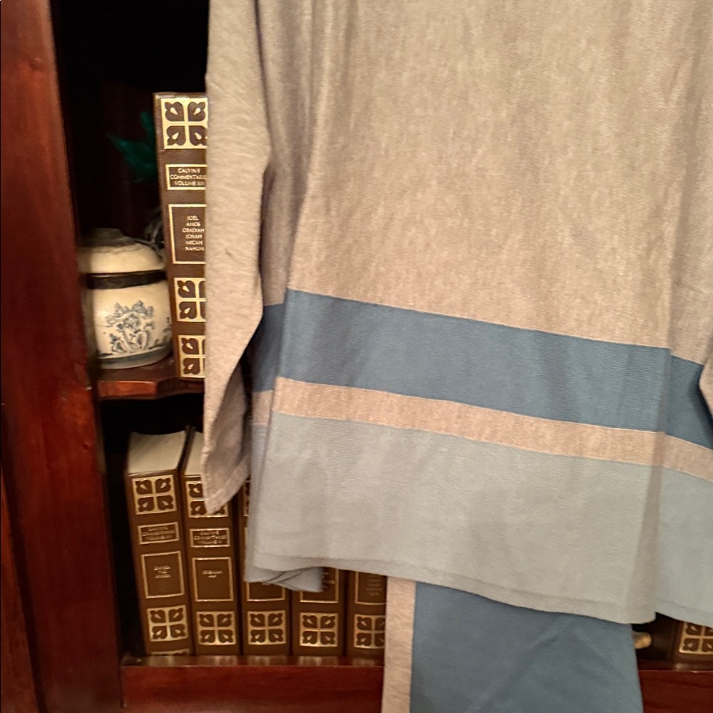 Marla Wynne New wot.  Gray and Blue   Set. Beautiful